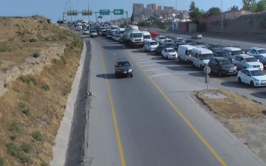 Bakıda iki yük avtomobili toqquşub, onlardan biri aşıb
