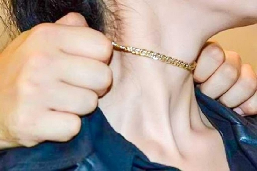 Qadının boyunbağısını ələ keçirən şəxs saxlanıldı - FOTO