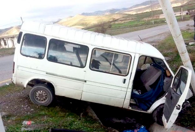 Qaxda mikroavtobusla minik avtomobili toqquşub, xəsarət alanlar var