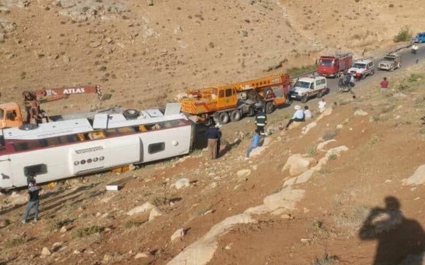 İranda jurnalistləri daşıyan avtobus qəzaya uğradı, ölən və xəsarət alanlar var