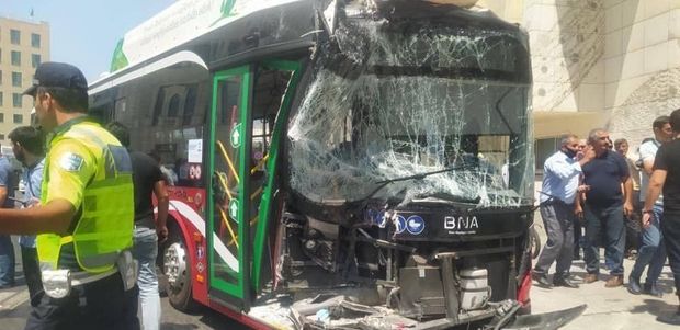 Bakıda iki avtobus qəzaya uğradı: Yaralılar var - VİDEO