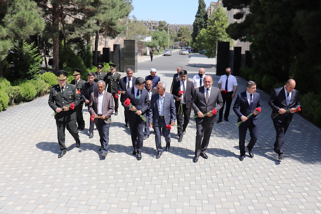 Naftalanda şəhid ailələrinə və qazilərə medallar təqdim olundu - FOTOLAR