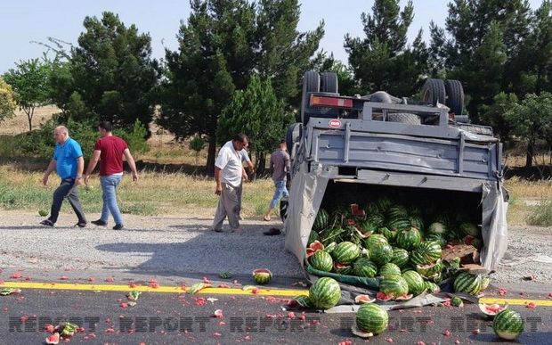 Yük daşıyan maşınlar toqquşdu, qarpızlar yola dağıldı - FOTO