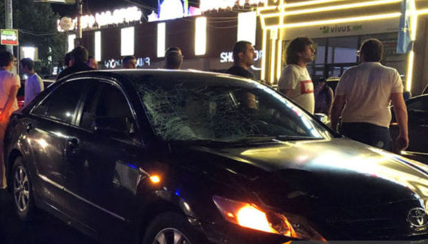 Piyada İrəvanın mərkəzində iki avtomobilin təkərləri altına düşdü