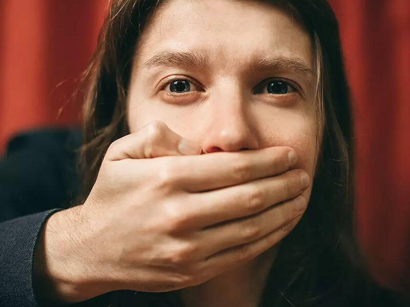 Azyaşlı qızı ilə sevgilisini yataqda tutan qadından inanılmaz addım