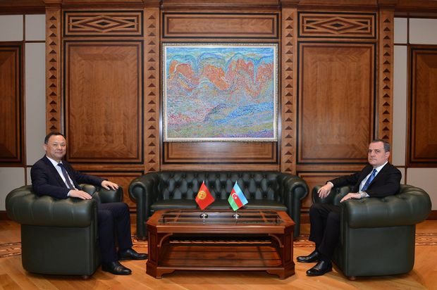 Ceyhun Bayramov qırğızıstanlı həmkarı ilə təkbətək görüş keçirdi