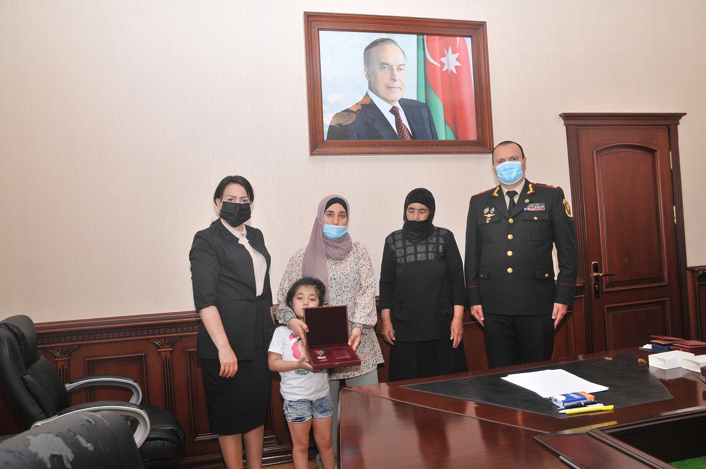 Abşeronda şəhid ailələrinə medal və ordenlərin təqdimetməsi keçirilib - FOTOLAR