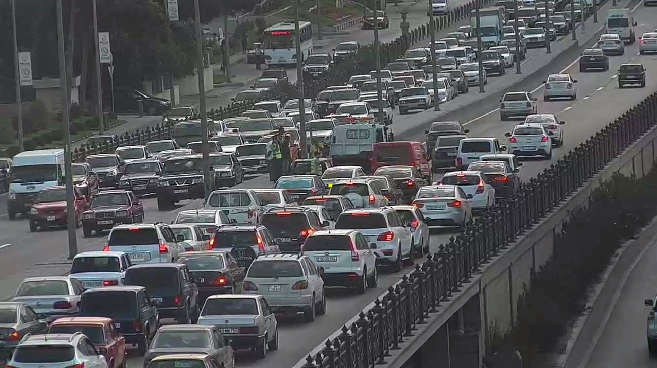 Bakının bəzi yollarında tıxac var - SİYAHI