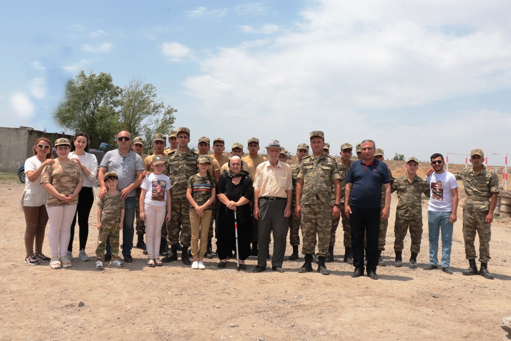 Naftalanlı iki şəhid anası əsgərləri ziyarət etdi - FOTOLAR