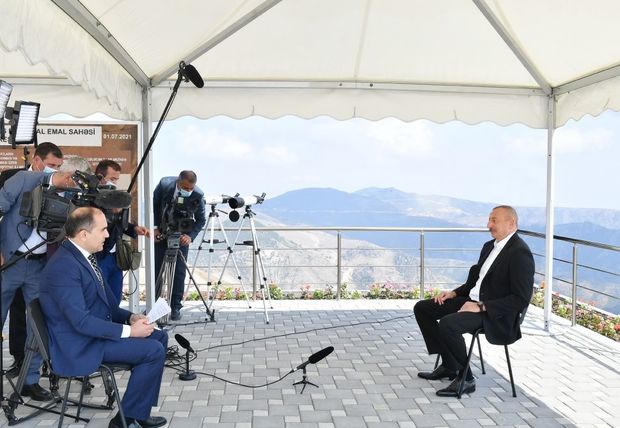 İlham Əliyev: “25 min insan üçün status yaratmaq hansı məntiqə sığır?”