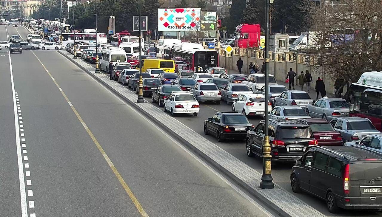 Sürücülərin NƏZƏRİNƏ: Bəzi küçə və prospektlərdə tıxac var
