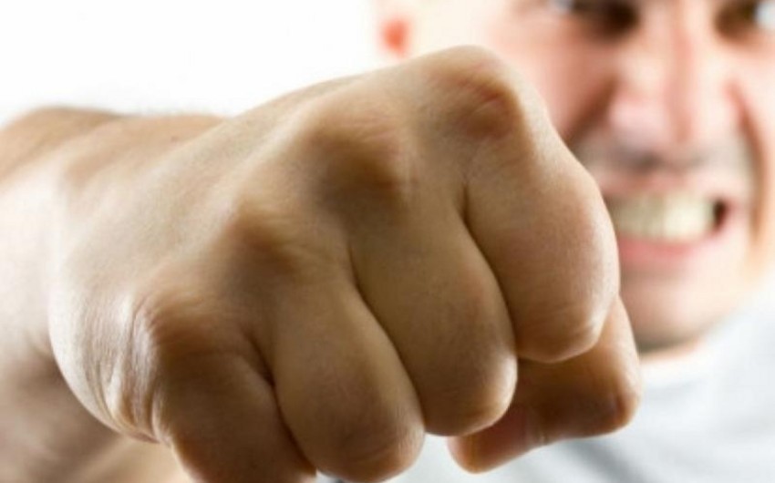 Azərbaycanda ata oğlunu zəncirlə ağaca bağlayaraq döydü