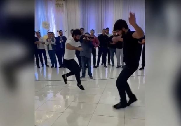 Azərbaycanın tanınmış idmançılarından şıdırğı rəqs - VİDEO