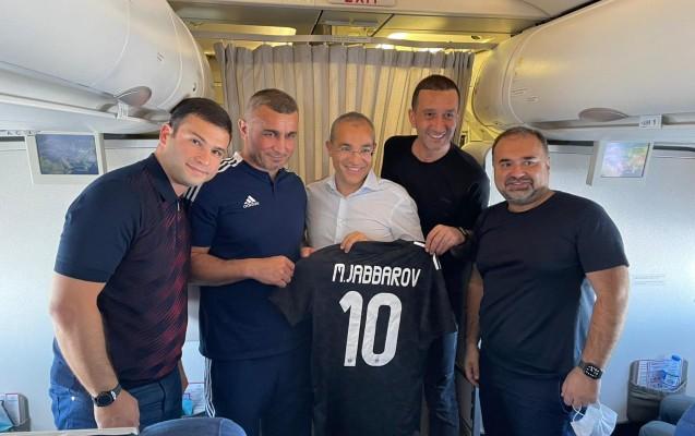 Mikayıl Cabbarov Bakıya “Qarabağ”la eyni təyyarədə qayıtdı – FOTOLAR