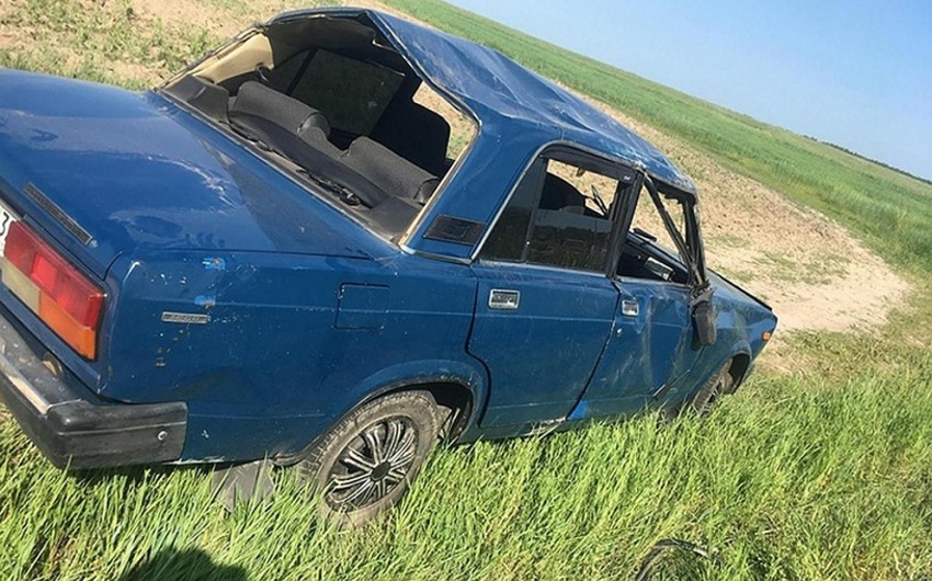 Biləsuvarda avtomobil aşıb, xəsarət alanlar var