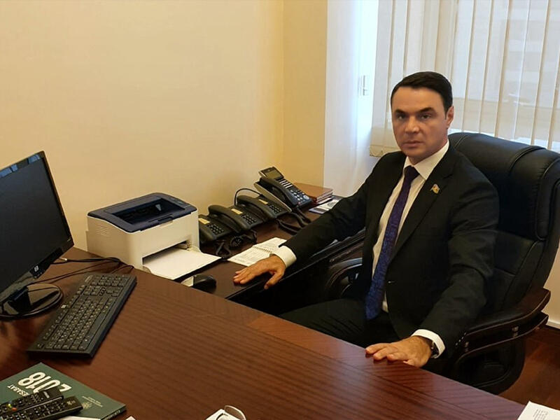 Polisi döyən deputat İntizam komissiyasının iclasında iştirak edir