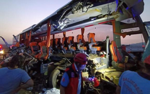 Türkiyədə avtobus yük avtomobili ilə toqquşdu - 9 nəfər öldü