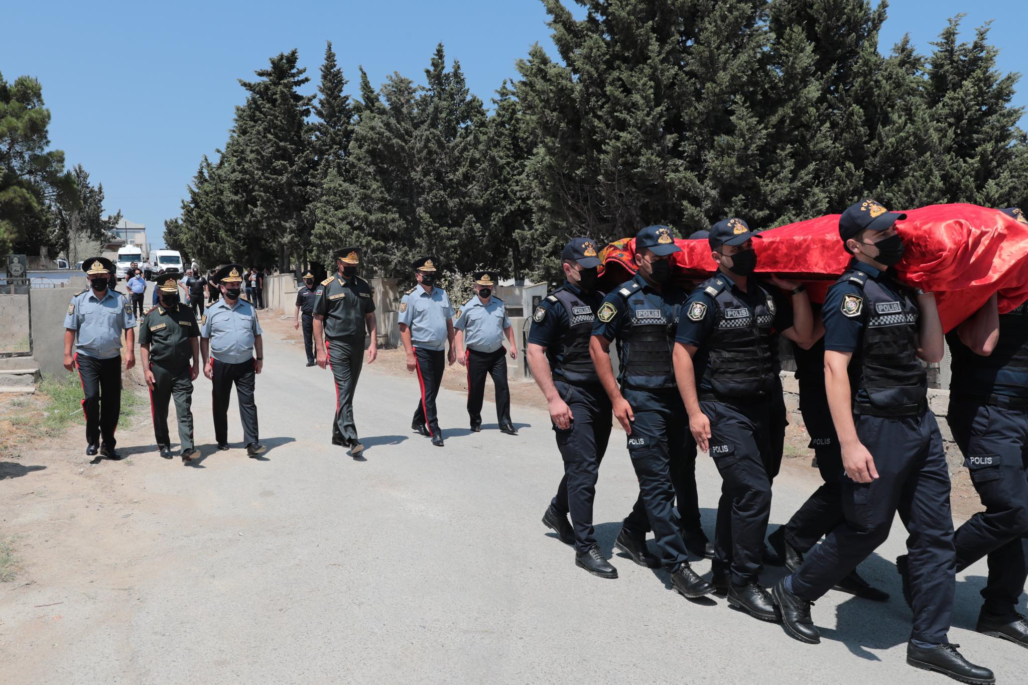 Vilayət Eyvazov vəfat edən polislə vida mərasimində - Foto