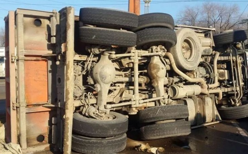Beyləqanda asfalt daşıyan “KamAZ” aşdı