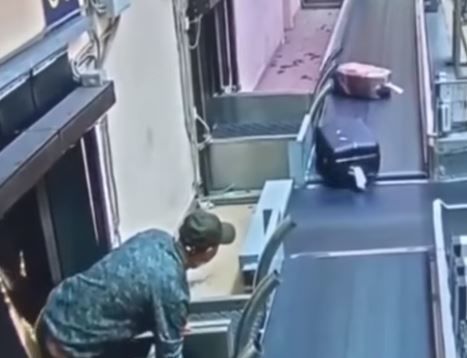 Rusiyada sərnişin yük zolağı vasitəsilə təyyarəyə minməyə çalışıb – VİDEO