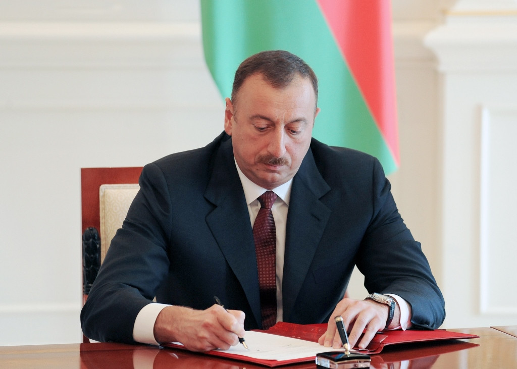 Prezident icra başçısını vəzifəsindən azad etdi