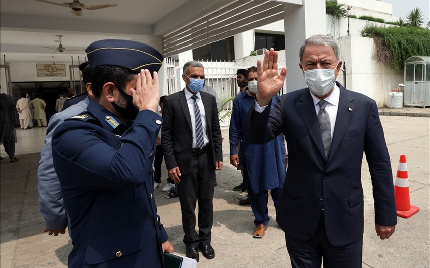 Hulusi Akar Pakistanlı nazirlə görüşdü