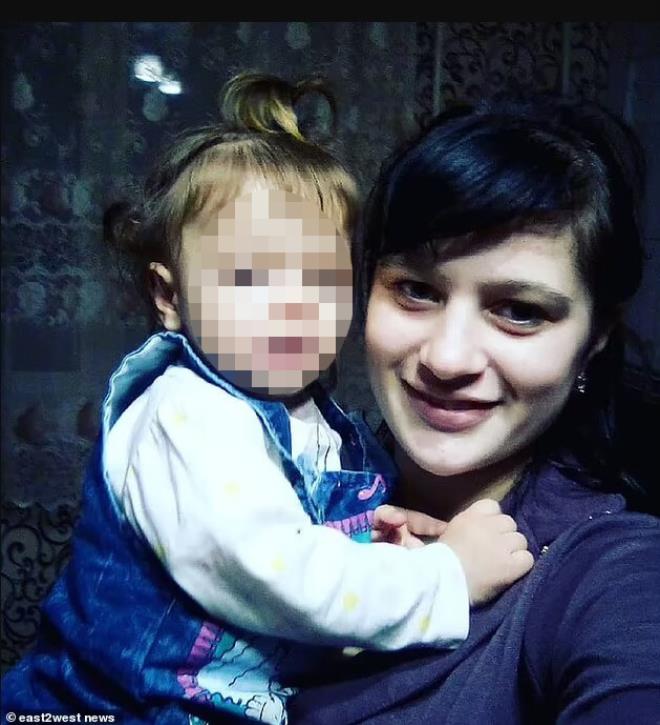İki yaşlı uşaq qaynar suyun içinə düşüb öldü