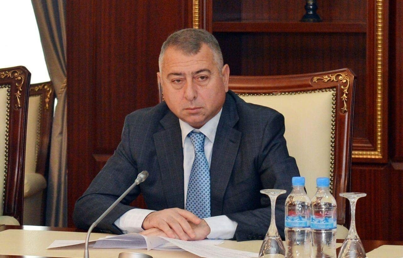 Həbsdə olan sabiq deputat məhkəmədə qardaşına “şərəfsiz” dedi