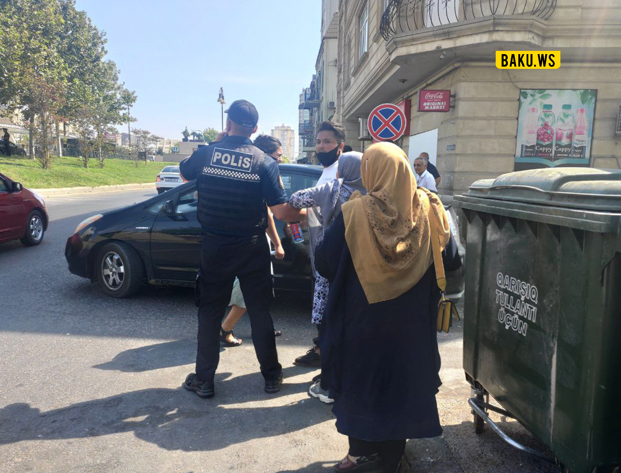 Əfqan miqrantlar Bakıda aksiya keçirmək istədilər - Polis qarşısını aldı