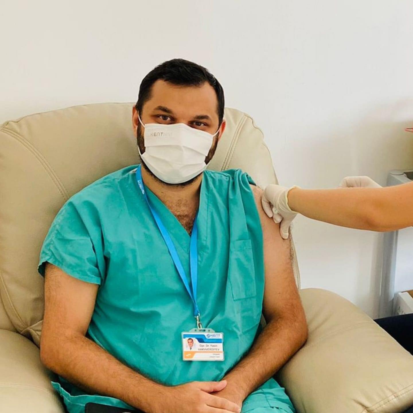4-cü dəfə peyvənd olunan həkim: Hələ də COVİD-i ağır keçirmə ehtimalım var - FOTO