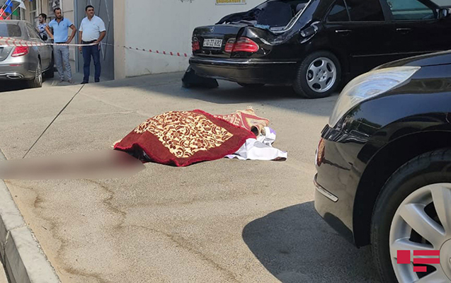 Bakıda 15 yaşlı oğlan özünü 9-cu mərtəbədən atdı - Foto