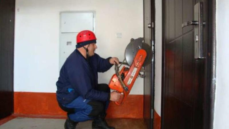 4 nəfər evdə köməksiz qaldı, FHN xilas etdi