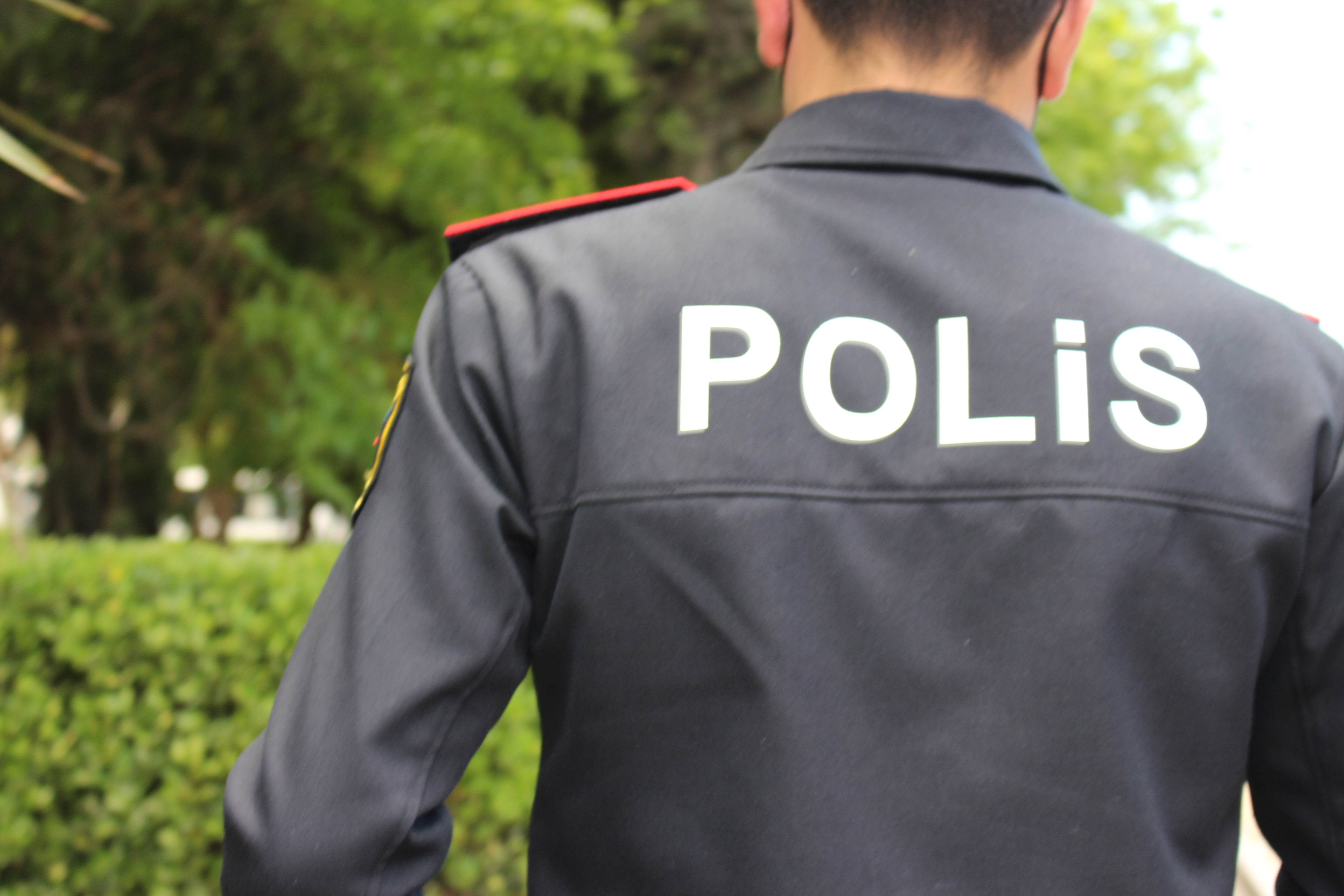 Qaydaları pozan sürücü polislərə xəsarət yetirdi