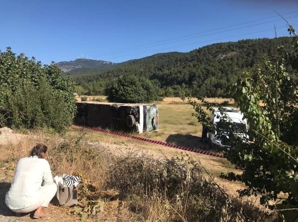 Türkiyədə turist avtobusu tələbələri daşıyan mikroavtobusla toqquşdu: Ölən və yaralılar var - FOTO