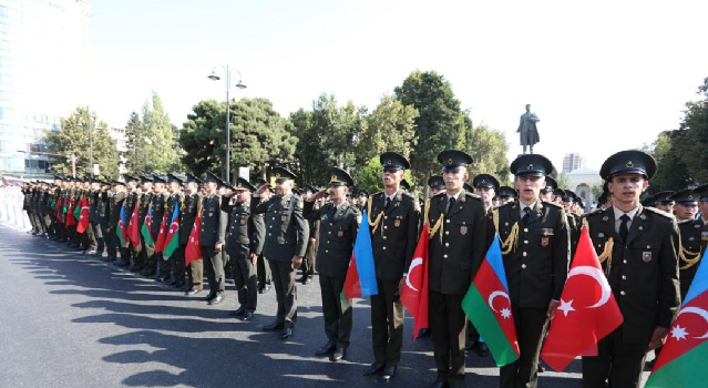 Bakının işğaldan azad olunmasının 103-cü ildönümü ilə bağlı yürüş başlayıb - FOTOLAR