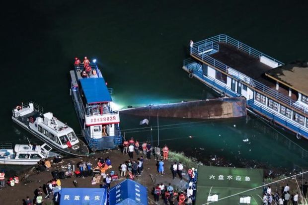 Çində sərnişin gəmisi aşıb: Ölən və itkin düşənlər var