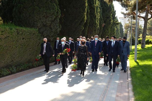 SOCAR rəhbərliyi ulu öndər Heydər Əliyevin məzarını ziyarət edib - FOTO