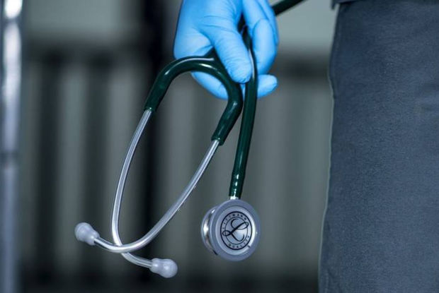 Kişi arvadını müayinə etmək istəyən həkimi döydü - VİDEO