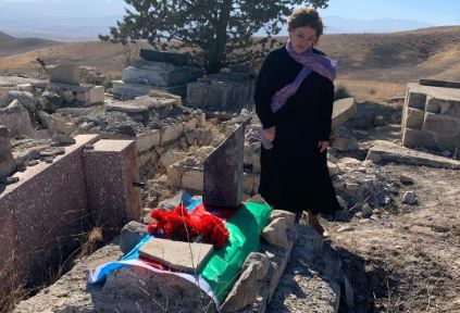 Gülüstan Əliyeva 30 il sonra həyat yoldaşının qəbrini ziyarət etdi - FOTO