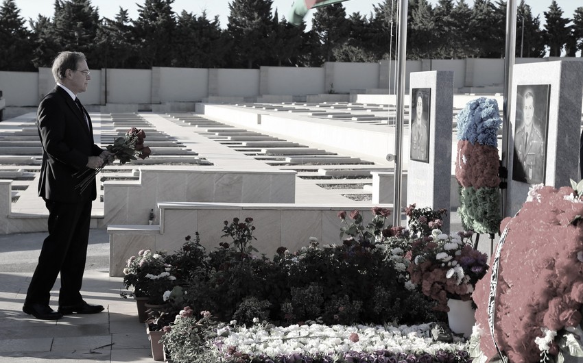 ABŞ-ın Azərbaycandakı səfiri Vətən müharibəsi şəhidlərinin xatirəsini yad etdi - FOTO