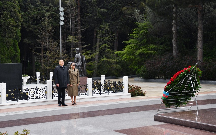 Prezident İlham Əliyev ulu öndər Heydər Əliyevin məzarını ziyarət edib
