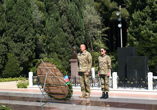 İlham Əliyev və Mehriban Əliyeva Heydər Əliyevin məzarını ziyarət etdi - FOTO