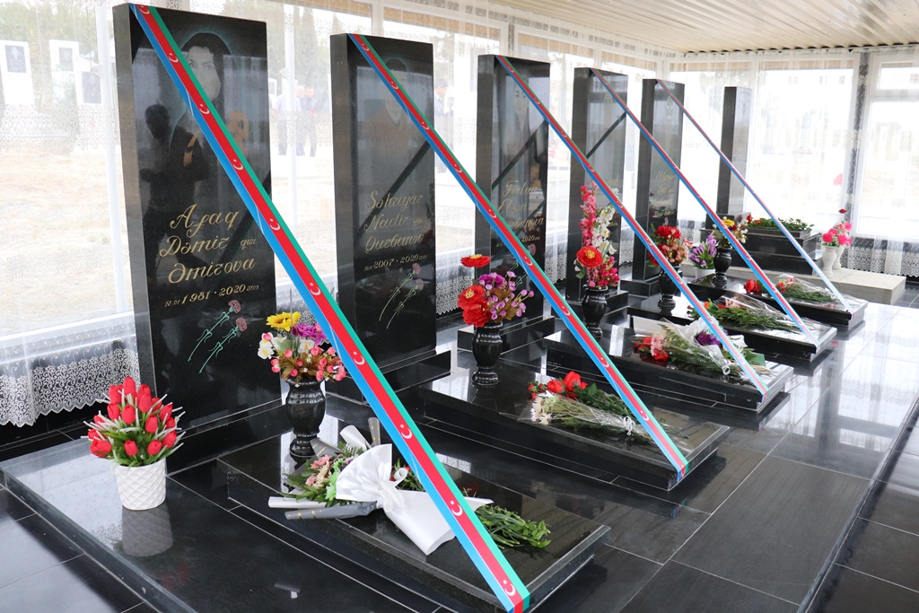 İcra başçısı 5 üzvü şəhid olan ailənin məzarlarını ziyarət etdi - FOTOLAR