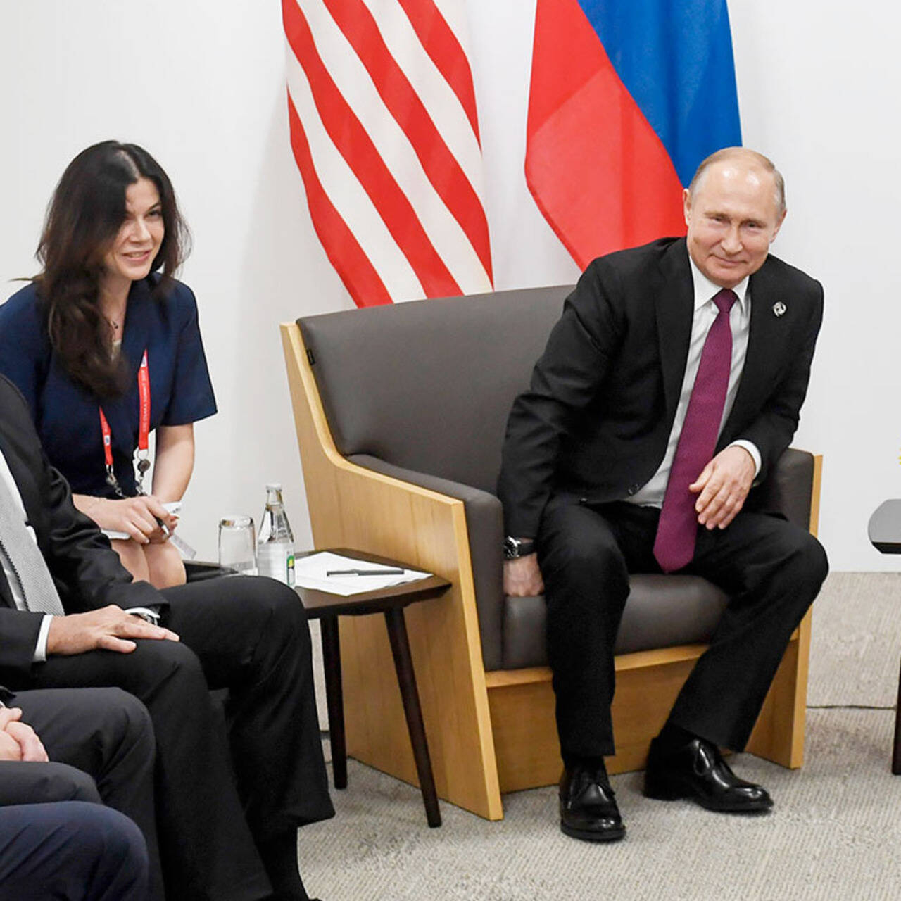 Putinin Trampla görüşə gətirdiyi cazibədar tərcüməçi qız kimdir? - VİDEO