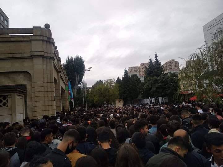 BDU-nun qarşısında tələbə izdihamının yaranmasının səbəbi açıqlandı