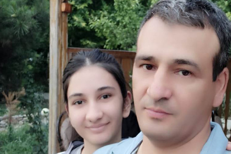 Polad Həşimovun qızı ilk dərs günündə atasının məzarı önündə - FOTO
