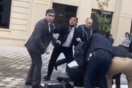 Bakıdakı məşhur məktəbdə dava: Valideynlə mühafizəçi əlbəyaxa oldu- ANBAAN VİDEO