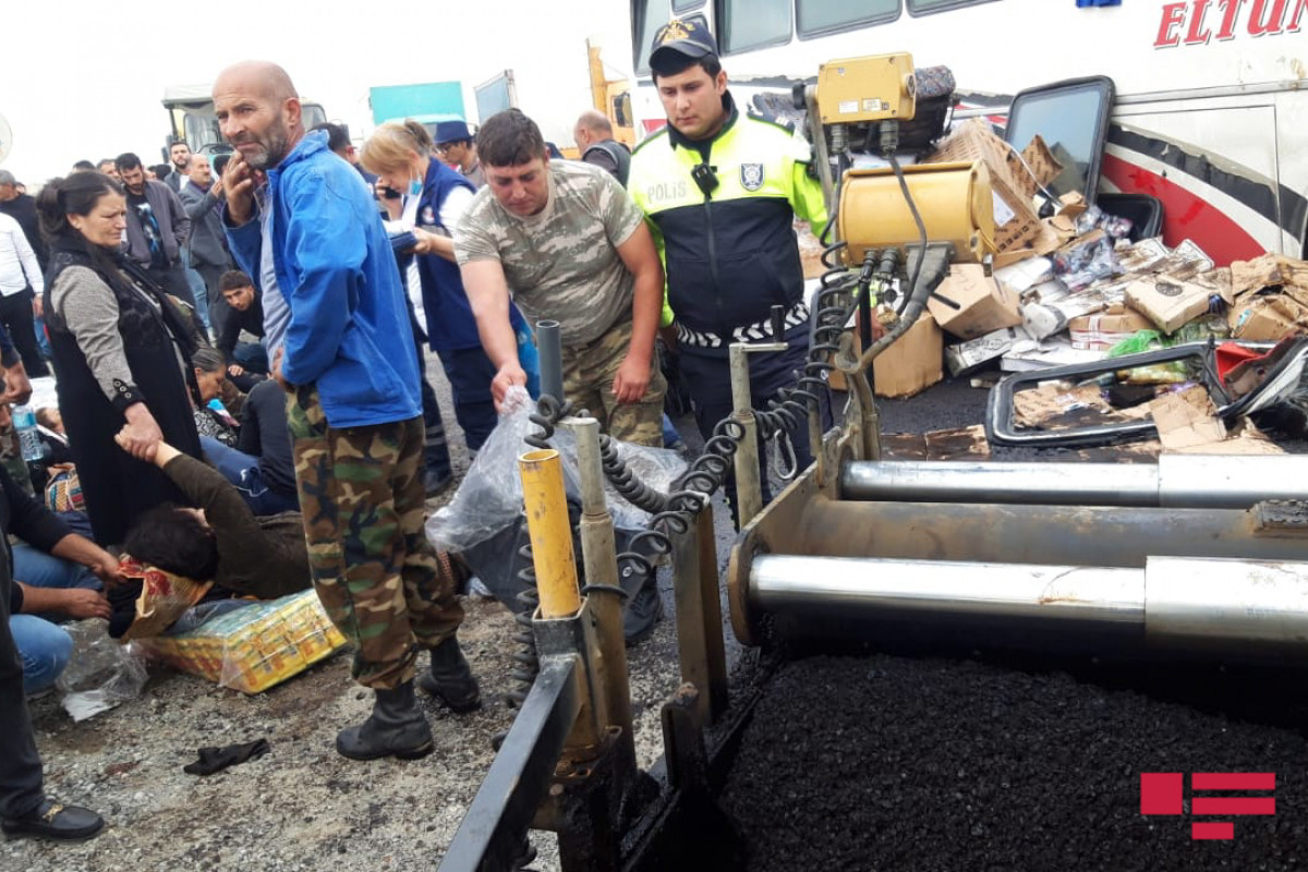 Hacıqabulda sərnişin avtobusu qəzaya uğrayıb, yaralılar var
