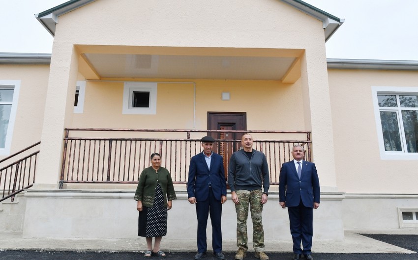 Prezident Tərtərdə ermənilərin dağıtdığı evin əvəzinə tikilən yeni evdə yaradılan şəraitlə tanış oldu