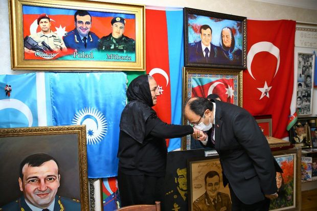Türkiyə səfiri Polad Həşimovun anasının əlindən öpdü - FOTO